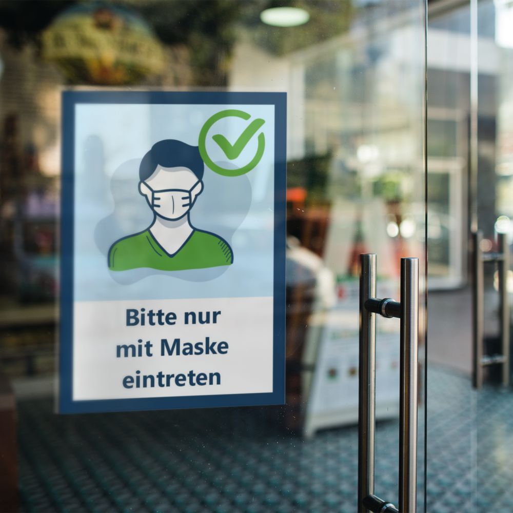 Aufkleber Zutritt nur mit Maske an der Glastür angebracht