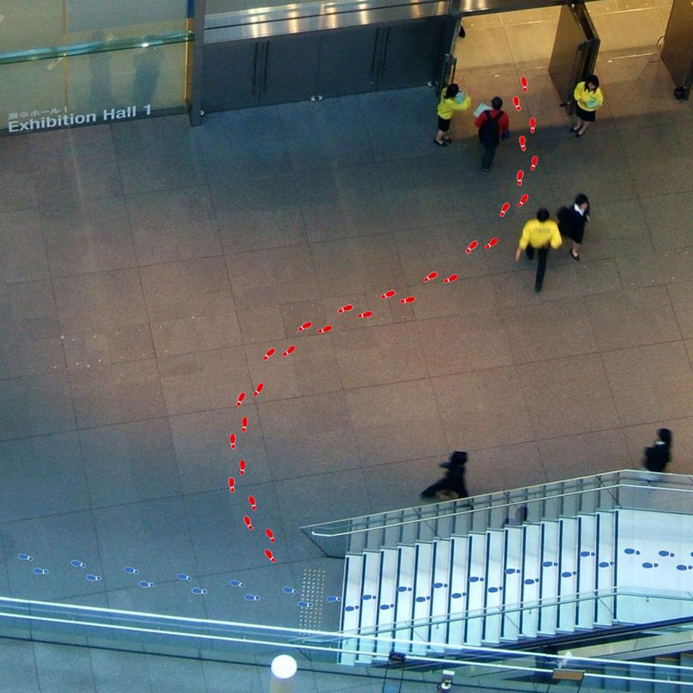 Fußbodenaufkleber Schuhabdruck Anwendungsbeispiel blau und rote Fußspuren