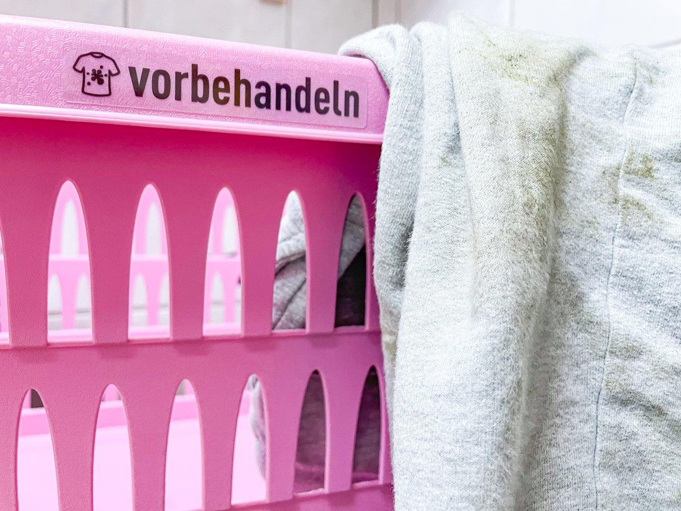 Aufkleber Wäsche sortieren und Waschmittel - Anwendung Wäschekörb aufkleber vorbehandeln mit schmutziger Hose