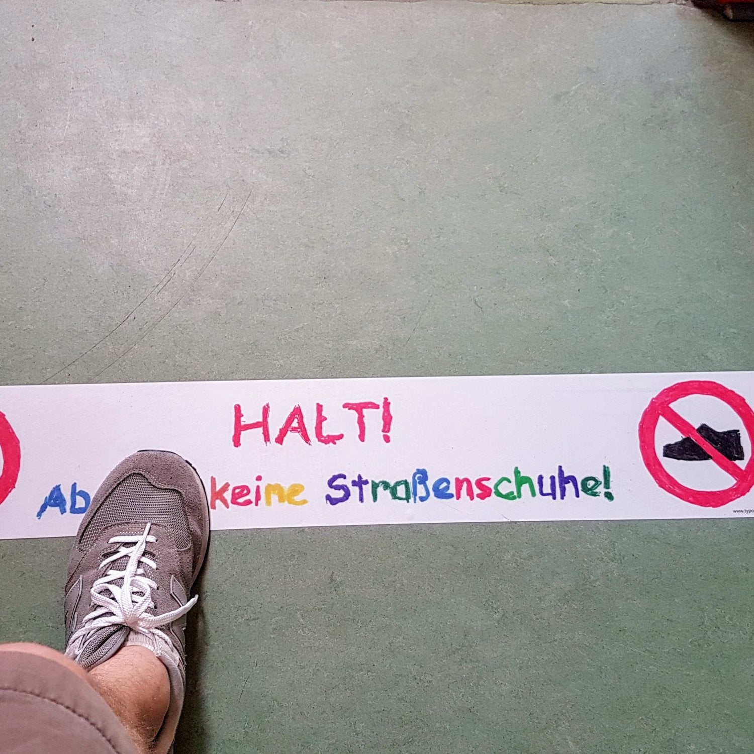 Aufkleber »HALT! Keine Straßenschuhe« für Kitas usw. 90x15 cm