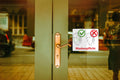 Aufkleber Maskenpflicht mit Piktogramm Beispiel an Eingangstür Hotel oder Geschäft